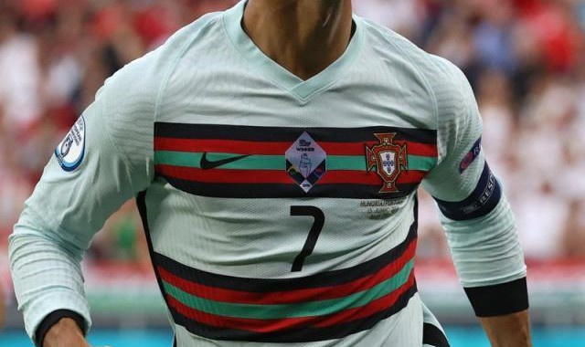 德甲推荐-梅开二度 破多项纪录 当选比赛最佳 C罗谢队友