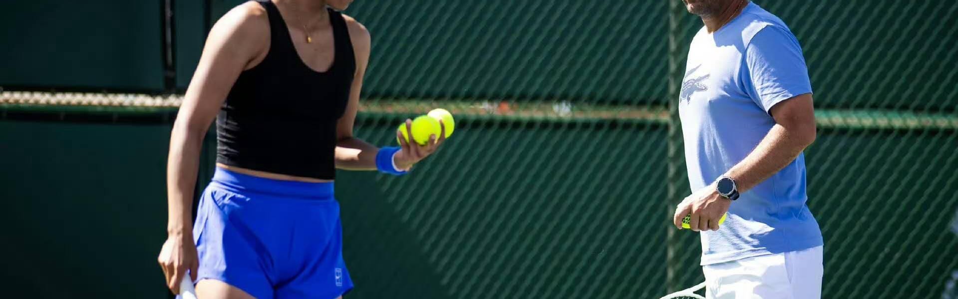 德甲买球-新教练是一剂猛药？郑钦文决定遭外媒质疑：失去里巴对她是损失