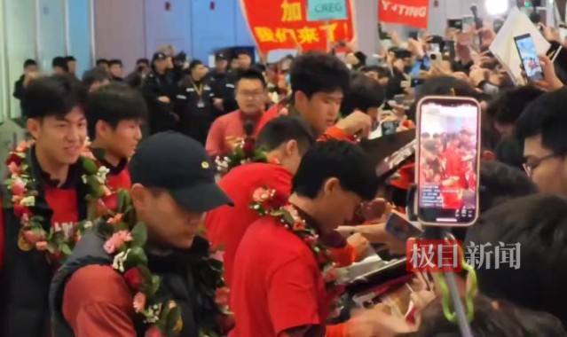 德甲推荐-U23国足队员抵京，球迷欢呼迎接，队员彭啸：大家太热情了，非常感动